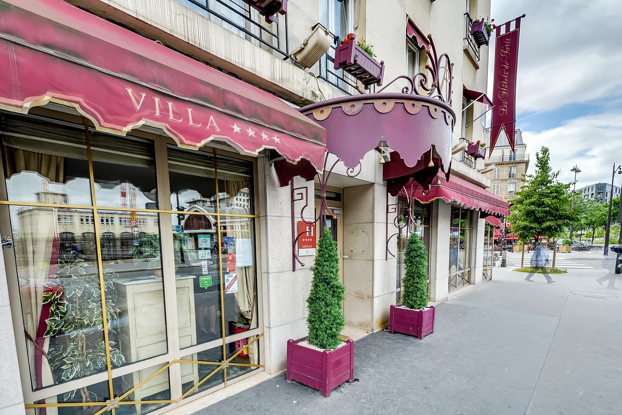 Villa Eugenie - Front Door - 4 Stars Hotel - Paris