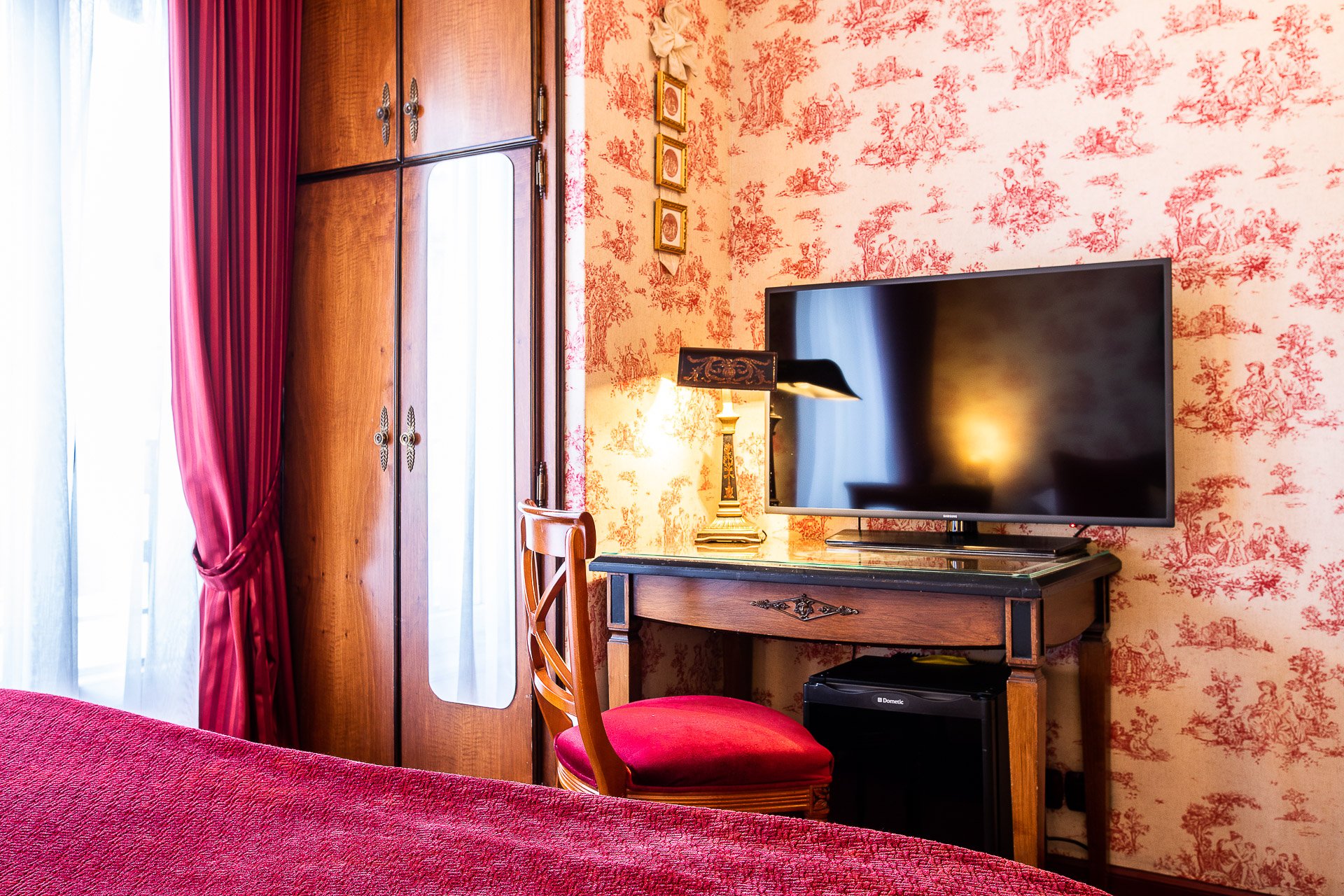 48/CHAMBRES/Villa-Eugenie-Hotel-4-star-Paris-Batignolles-district-room-cosy-comfort-space-love.jpg